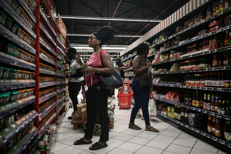 Un supermarché de Fort-de-France, le 14 octobre 2024, en Martinique, touchée par des émeutes liées à la vie chère