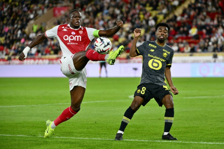 Les milieux monégasque Denis Zakaria (à gauche) et lillois Angel Gomes luttent pour le ballon lors du match de L1 entre leurs équipes le 8 octobre 2024 au stade Louis-II de Monaco