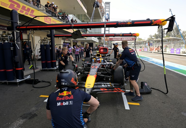 Sergio Perez au stand lors de la première séance d'essais libre du GP du Mexique le 25 octobre 2024 à Mexico