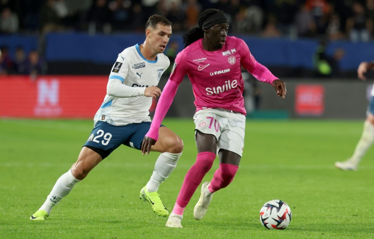 L'attaquant de Montpellier Tanguy Coulibaly (d) devant le défenseur de Marseille Pol Lirola, le 20 octobre 2024 à Montpellier