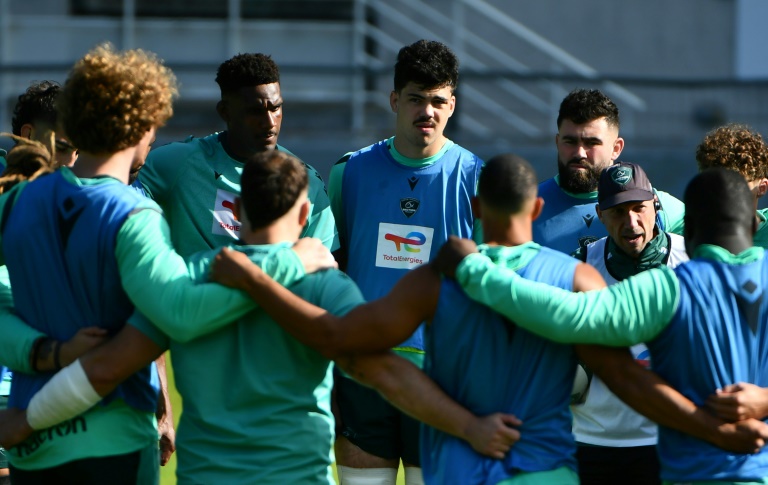 Le deuxième ligne Hugo Auradou (au centre) prend part à l'entraînement de Pau au stade du Hameau le 4 octobre 2024