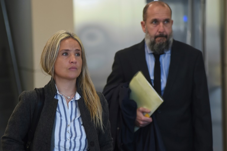 Natacha Romano (G) et Mauricio Cardello, avocats de la plaignante qui accuse de viol les joueurs de rugby français Hugo Auradou et Oscar Jegou, au tribunal pénal de Mendoza, Argentine, le 8 août 2024