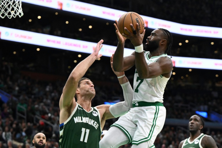 Jaylen Brown (Boston, d.) est défié par Brook Lopez (Milwaukee, g.) lors de la victoire des Celtics sur les Bucks en NBA, le 28 octobre 2024