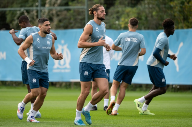 La recrue de l'OM Adrien Rabiot (c) à l'entraînement le 25 octobre 2024 à Marseille