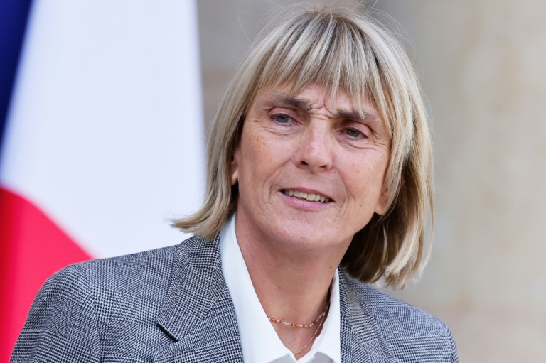 La ministre du Logement et de la Rénovation urbaine Valérie Létard sur le perron de l'Elysée à Paris, le 1er octobre 2024