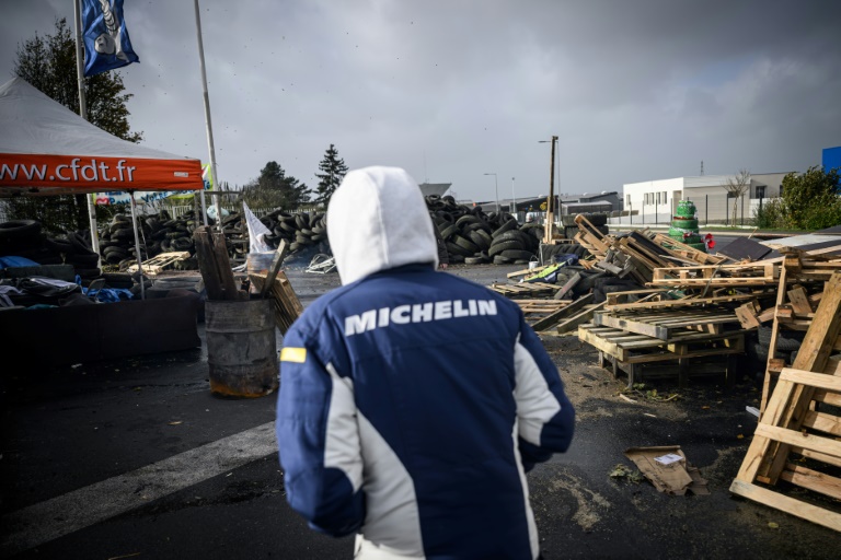 Un employé devant l'usine Michelin de Cholet, le 21 novembre 2024 en Maine-et-Loire