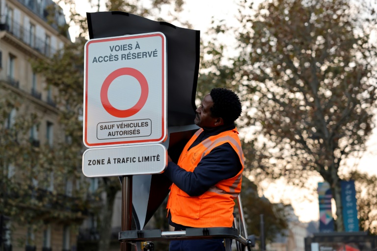 Un panneau de signalisation dans la zone trafic limitée, entrée en vigueur dans l'hypercentre de Paris le 4 novembre 2024