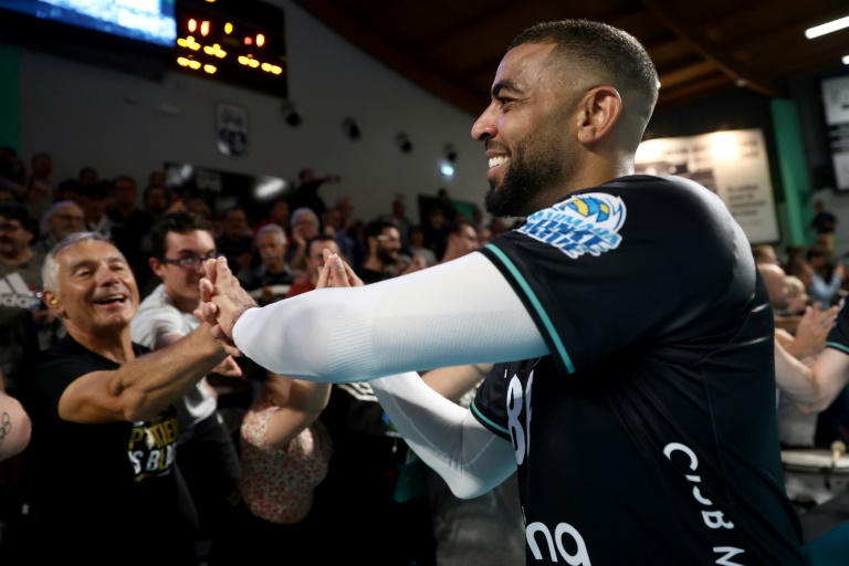 Earvin Ngapeth célèbre avec le public après la rencontre entre Poitiers et Narbonne, à Poitiers, le 28 septembre 2024