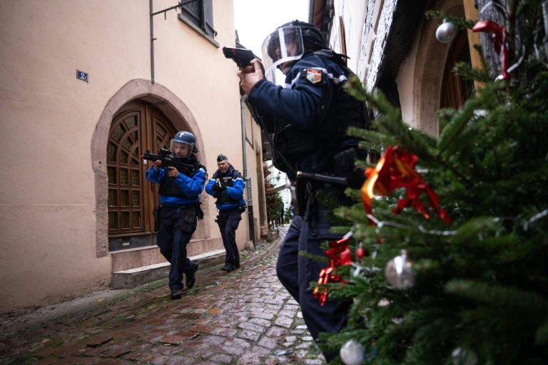 Des gendarmes dans une rue d'Eguisheim lors d'un exercice simulant une attaque terroriste, le 28 novembre 2024 dans le Haut-Rhin