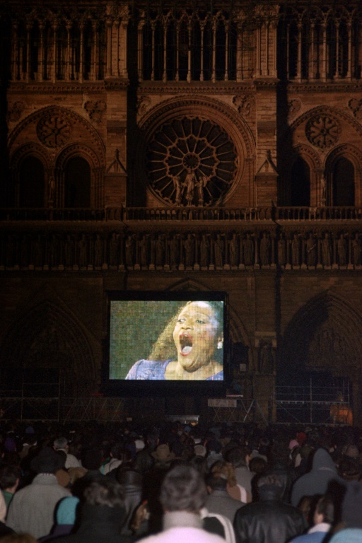 La soprano américaine Jessye Norman en concert devant Notre-Dame de Paris, le 19 décembre 1990