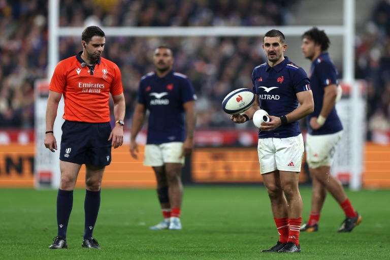 Le demi-d'ouverture français Thomas Ramos se prépare à botter une pénalité lors du match contre la Nouvelle-Zélande dont il a été élu homme du match, au Stade de France  le 16 novembre 2024