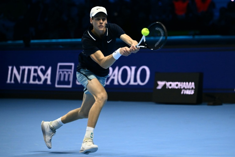 Jannik Sinner frappe un revers en finale des Masters ATP face à l'Américain Taylor Fritz, à Turin, le 17 novembre 2024