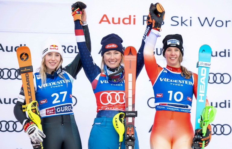 (de g. à d.) L'Albanaise Lara Colturi, deuxième, l'Américaine Mikaela Shiffrin, première, et la Suissesse Camille Rast, troisième, sur le podium après l'épreuve de slalom féminin de Coupe du monde de ski alpin, à Hochgurgl, en Autriche, le 23 novembre 2024