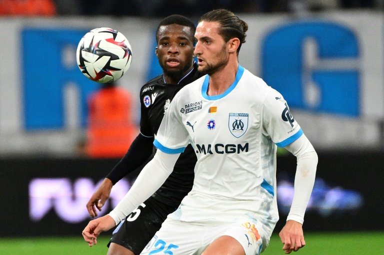 Le milieu de l'OM Adrien Rabiot (d) à la lutte avec l'Auxerrois Hamed Junior Traoré, le 8 novembre 2024 au Vélodrome