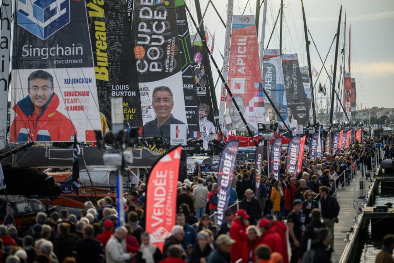 Des visiteurs sur le site de départ de la 10e édition du Vendée Globe, course à la voile en monocoque autour du monde, le 4 novembre 2024 aux Sables d'Olonne, en Vendée