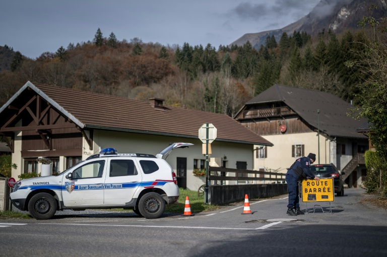 Un policier condamne l'accès à une route menant au chalet où habitait la famille à Taninges (Haute-Savoie) le 13 novembre 2024