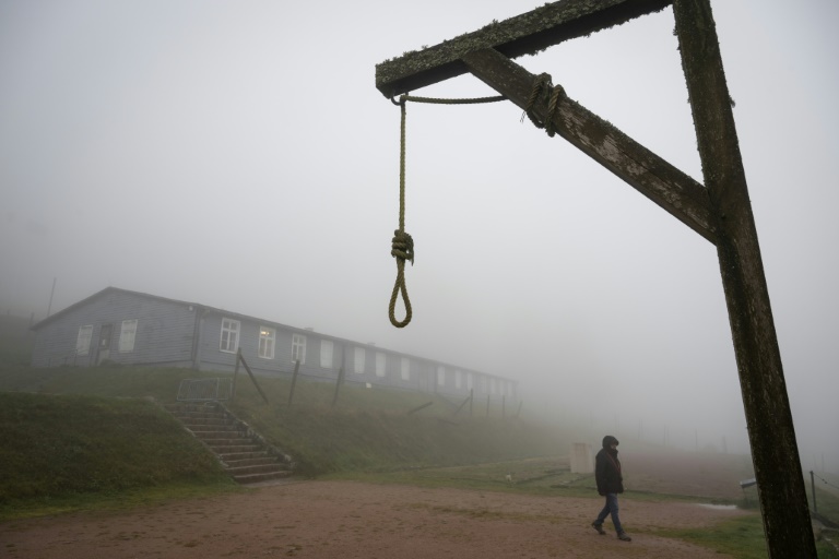 Un visiteur à l'ancien camp de concentration Natzweiler aussi appelé Struthof, à Natzwiller dans le Bas-Rhin, le 12 novembre 2024