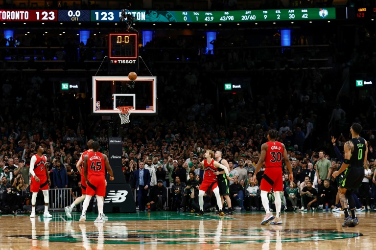 Jayson Tatum marque le panier de la victoire à la sirène pour Boston face à Toronto, le 16 novembre 2024 à Boston