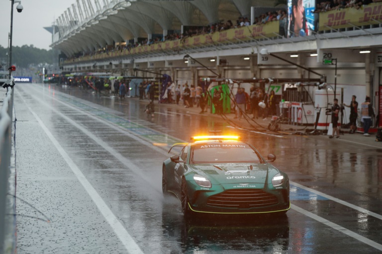 La voiture de sécurité inspectant la piste avant le report de la séance de qualification du Grand Prix du Brésil, à Sao Paulo, le 2 novembre 2024