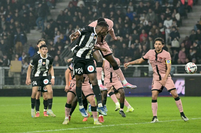 Le milieu de terrain français d'Angers Emmanuel Biumla (C) marque le deuxième but de son équipe lors du match contre le Paris Saint-Germain (PSG) au stade Raymond-Kopa, le 9 novembre 2024