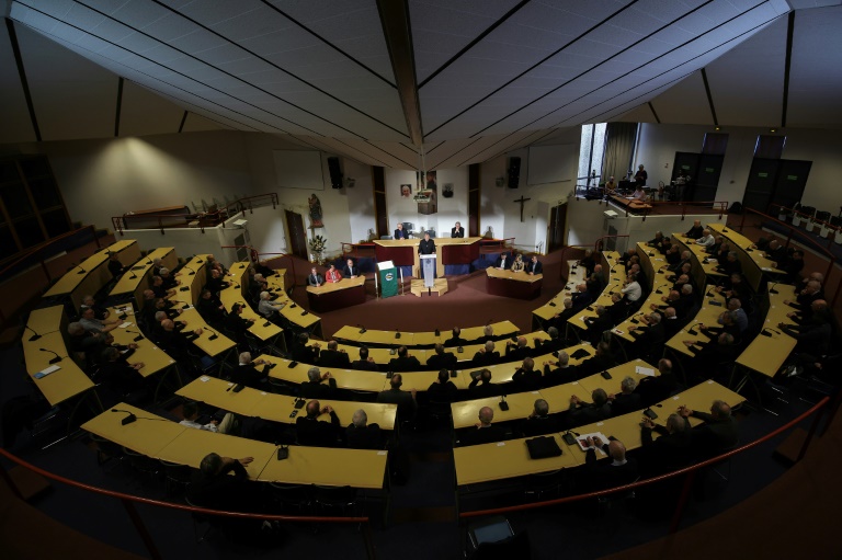 Les évêques réunis à Lourdes, le 10 novembre 2024, écoutent Eric de Moulins-Beaufort, président de la Conférence des évêques de France (CEF)