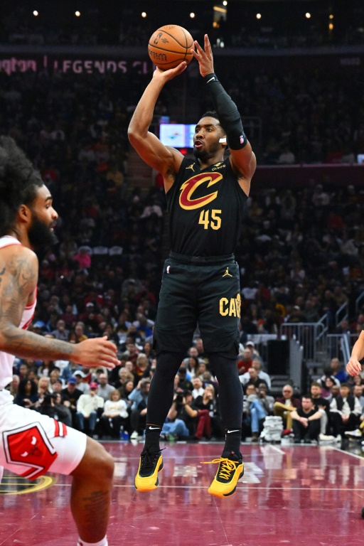 Donovan Mitchell des Cleveland Cavaliers shoote lors du match de NBA contre les Chicago Bulls le 15 novembre 2024 à Cleveland, Ohio