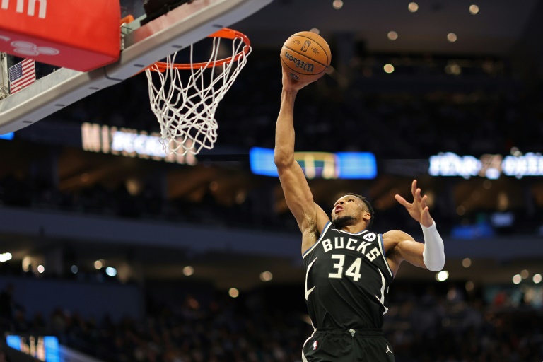 La star des Bucks de Milwaukee, le Grec Giannis Antetokounmpo, auteur d'un triple double (37 pts, 10 rebonds, 11 passes) à domicile pour les Pacers d'Indiana, lors de la saison régulière de NBA, le 22 novembre 2024