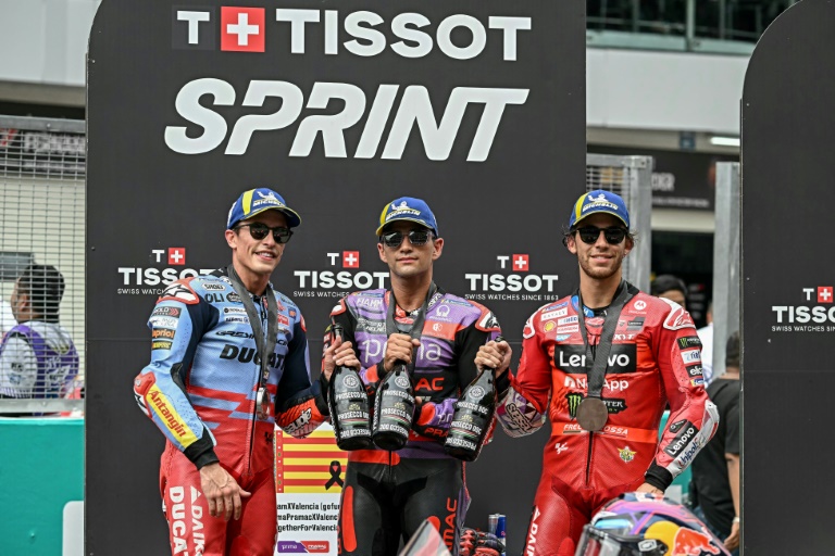 Le pilote espagnol Jorge Martin (c)(Ducati-Pramac) célèbre sa victoire dans la course sprint du Grand Prix de Malaisie de MotoGP, aux côtés de son compatriote Marc Marquez (g) (Gresini Racing), second, et de l'Italien Enea Bastianini (d) (Ducati Lenovo), trosième, le 2 novembre 2024 à Sepang