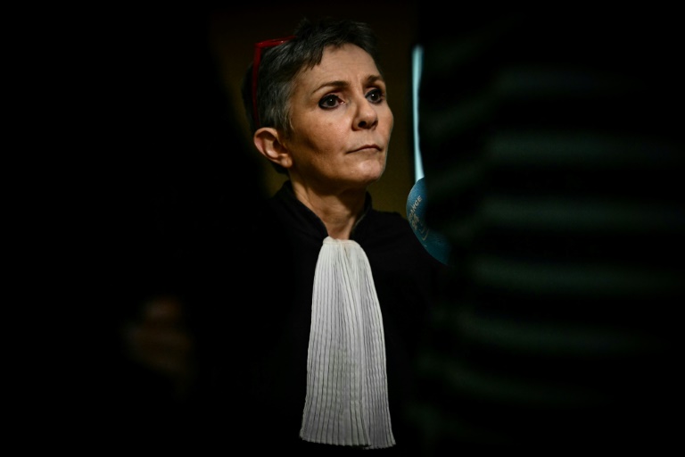 L'avocate de Dominique Pelicot, Béatrice Zavarro, quitte le palais de justice d'Avignon, le 26 novembre 2024