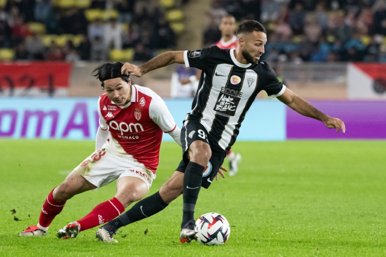 Le milieu algérien d'Angers Haris Belkebla balle au pied avec le Japonais de Monaco Takumi Minamino lors de la victoire du SCO 1-0 à Monaco, le 1er novembre 2024 au Stade Louis II