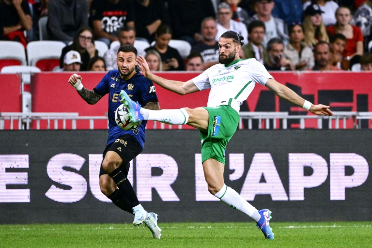 Le défenseur de Saint Etienne Léo Petrot (d) au cours du match de L1 contre  Nice le 20 septembre 2024 à Nice