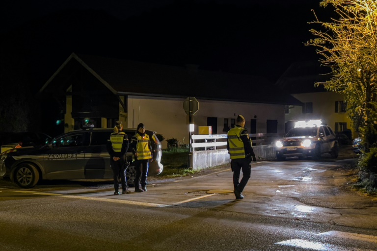 Des gendarmes à l'entrée de la rue près du lieu où trois enfants ont été retrouvés morts à Taninges, en Haute-Savoie,le 12 novembre 2024