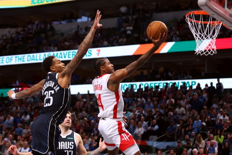 Jalen Green à l'assaut du panier lors d'un match de saison régulière de NBA de son équipe des Houston Rockets face aux Dallas Mavericks, le 31 octobre 2024 à Dallas