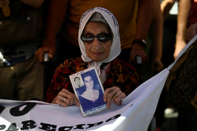 Mirta Acuña de Baravalle, membre fondatrice des Mères de la Plaza de Mayo, lors d'une manifestation contre le président-élu d'alors Javier Milei, le 23 novembre 2023 à Buenos Aires