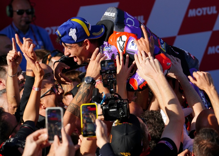 Jorge Martin célèbre son titre de champion du monde avec ses fans dimanche sur le Circuit de Catalogne à Barcelone.