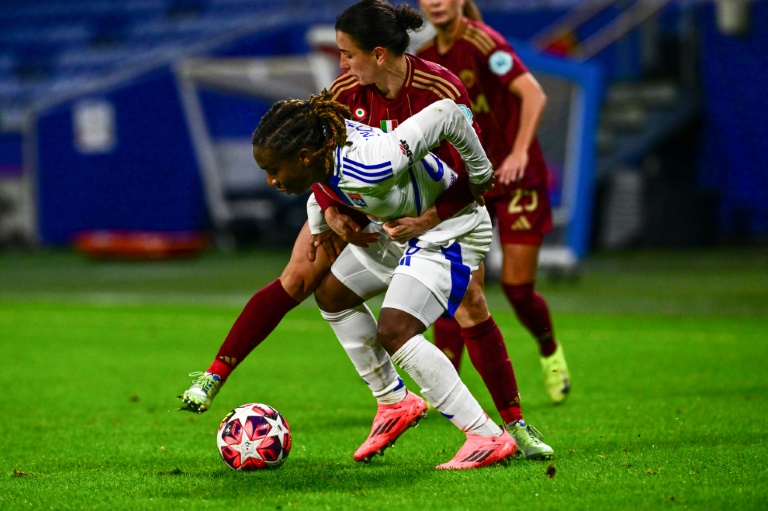 La milieu de terrain lyonnaise Melchie Dumornay à la lutte pour le ballon lors du match de Ligue des champions contre la Roma mercredi à Lyon.