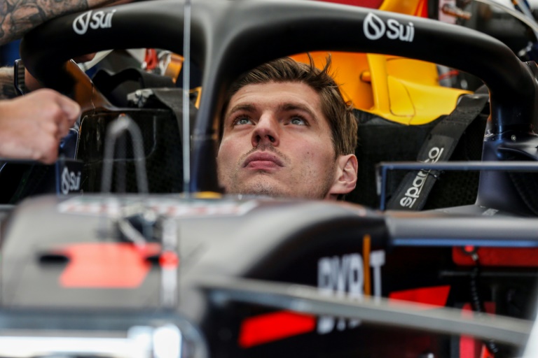 Le pilote de Red Bull Max Verstappen s'installe dans son baquet à Interlagos, le 31 octobre 2024 à quatre jours du GP du Brésil