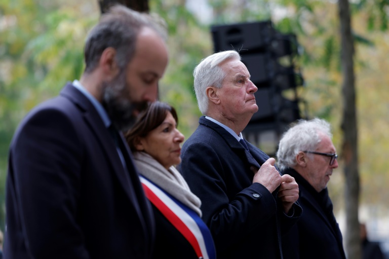 Le Premier ministre Michel Barnier rend hommage avec Anne Hidalgo aux victimes des attentats du 13 novembre 2015 à Paris, devant le Bataclan le 13 novembre 2024