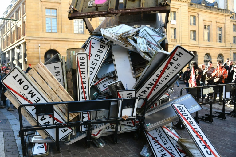 Des panneaux de noms de villes ont été abandonnés par des agriculteurs lors d'une manifestation contre l'accord commercial UE-Mercosur, à Metz, le 29 novembre 2024