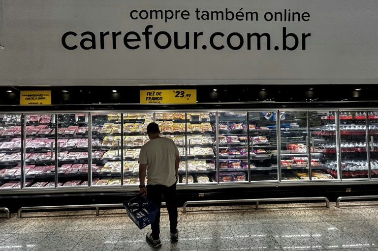 Un client devant le rayon viande d'un supermarché Carrefour de Sao Paulo, au Brésil, le 25 novembre 2024