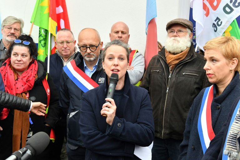 L'économiste Lucie Castets (au centre) s'exprime aux côtés de la députée Clémentine Autain (à droite) lors de la manifestation de salariés de Michelin à Vannes (Morbihan) le 8 novembre 2024