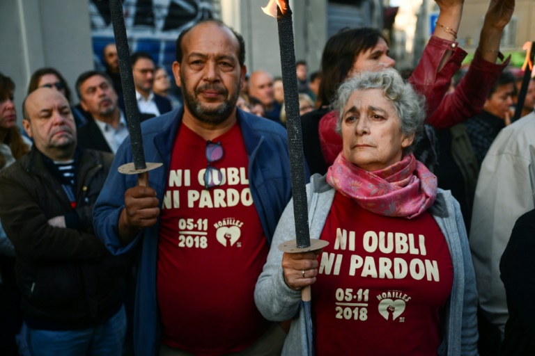 Des participants à une marche, le 5 novembre 2024 à Marseille, en hommage aux victimes qui ont perdu la vie le 5 novembre 2018 dans l'effondrement de deux immeubles de la rue d'Aubagne