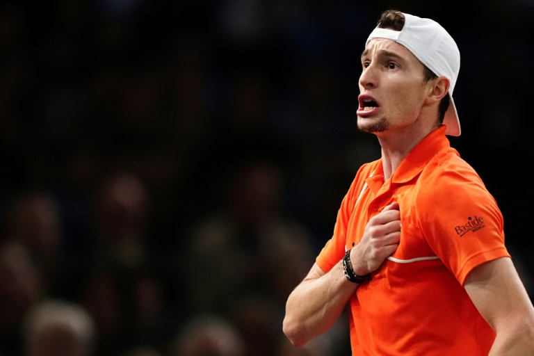 Le Français Ugo Humbert après sa victoire en quart de finale du Masters 1000 de Paris face à l'Australien Jordan Thompson, le 1er novembre 2024 à Bercy