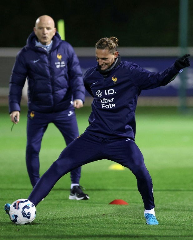 Le milieu de terrain Adrien Rabiot à l'entraînement de l'équipe de France le 11 novembre 2024 à Clairefontaine-en-Yvelines