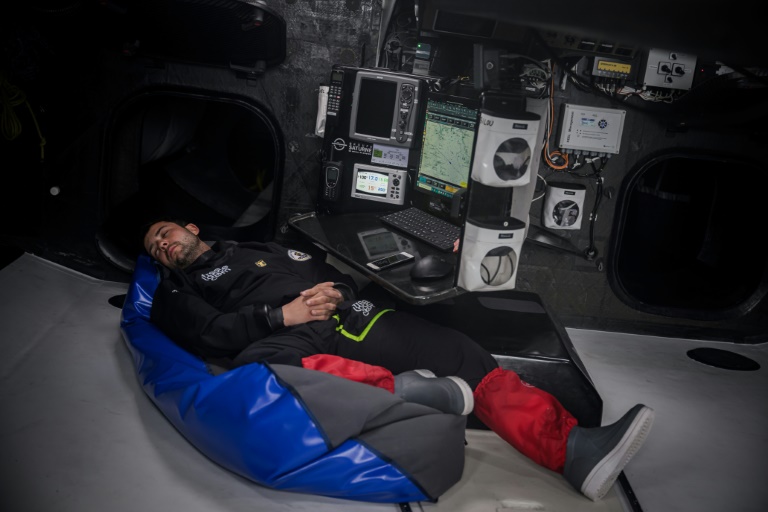 Le skipper français Guirec Soudée sur son monocoque Imoca Freelance.com, au large de Concarneau, le 5 avril 2024.