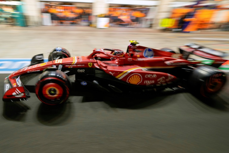 Le pilote Ferrari Carlos Sainz Jr lors des qualifications pour la course sprint du Grand Prix du Qatar, à Doha, le 29 novembre 2024