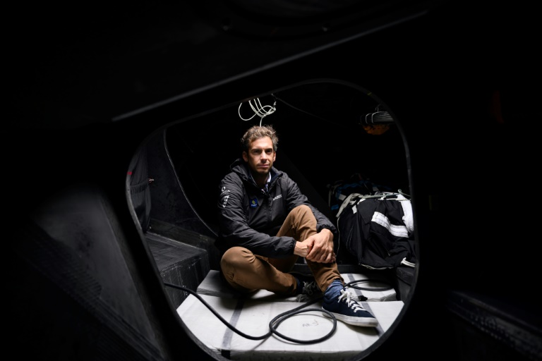 Le skipper Charlie Dalin pose à bord de son Imoca 60 « Apivia - Macif Sante Prevoyance » avant le départ de la 10e édition du Vendée Globe autour du monde en monocoque, le 6 novembre 2024