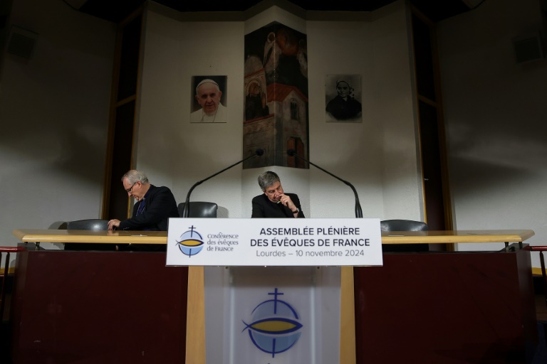 L'évêque de Reims et président de la Conférence des Évêques de France (CEF) Eric de Moulins-Beaufort (à droite) avant de prononcer le discours de clôture du dernier jour de la CEF, à Lourdes, le 10 novembre 2024