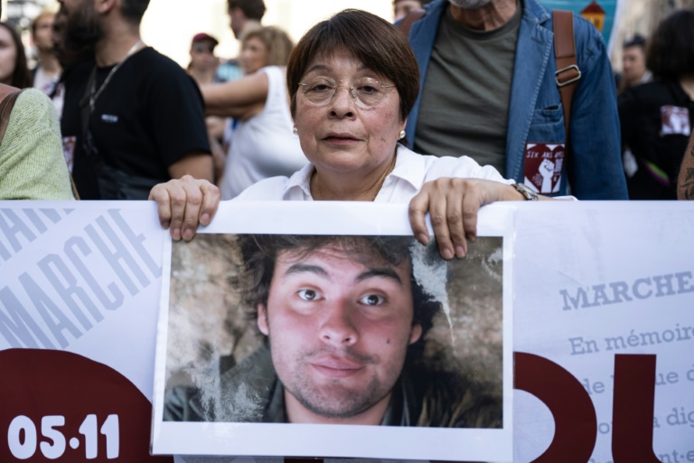 Liliana Lalonde, la mère de Julien, l'une des victimes des effondrements de la rue d'Aubagne, manifeste à Marseille le 3 novembre 2024