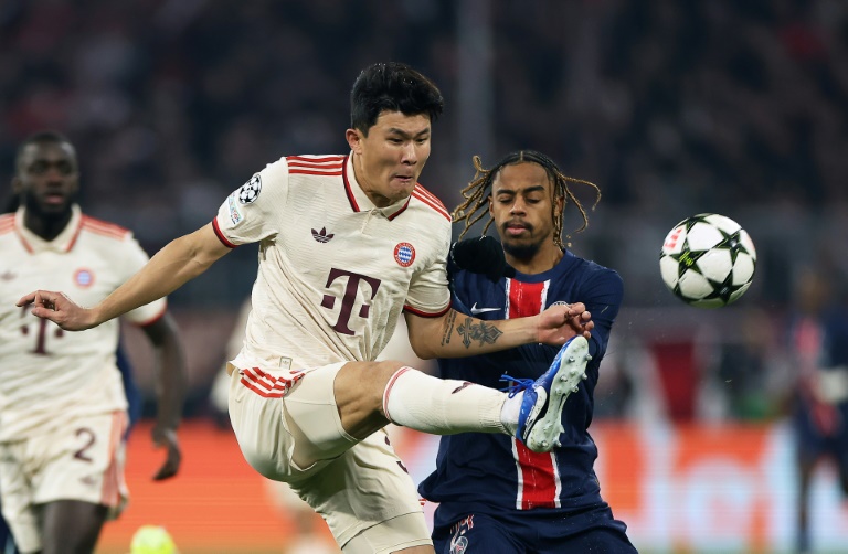 L'attaquant parisien Bradley Barcola (d) n'a pas pesé face au Bayern Munich de Kim Minjae, le 26 novembre 2024 à l'Allianz Arena